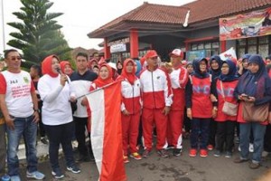 ketua PKK Kabupaten Kuningan, Hj Ika Acep Purnama saat melepas gerak jalan di Cilimus.
